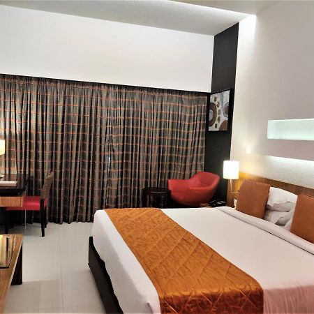 Hotel Satkar Residency Тхане Экстерьер фото