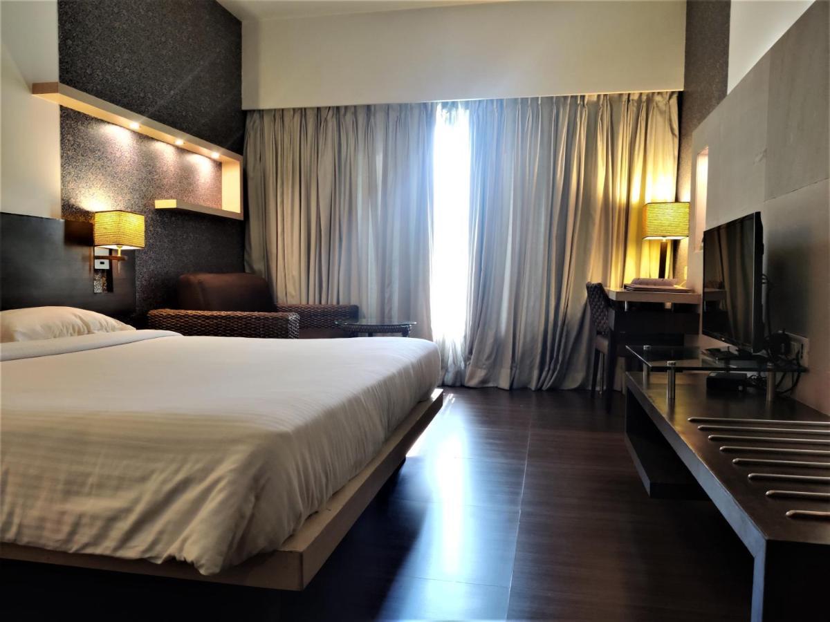 Hotel Satkar Residency Тхане Экстерьер фото