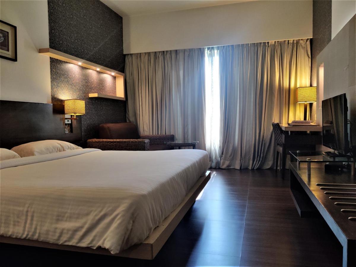 Hotel Satkar Residency Тхане Экстерьер фото