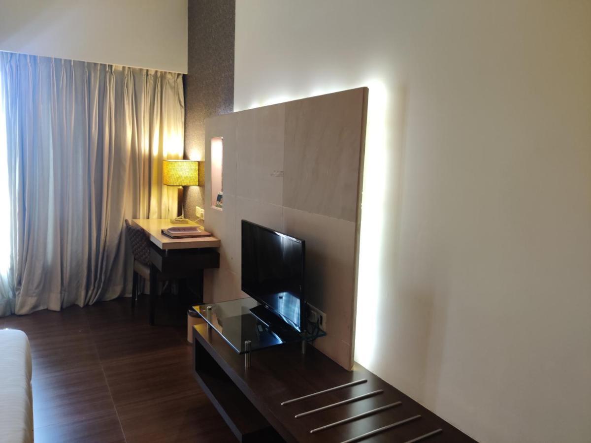 Hotel Satkar Residency Тхане Экстерьер фото