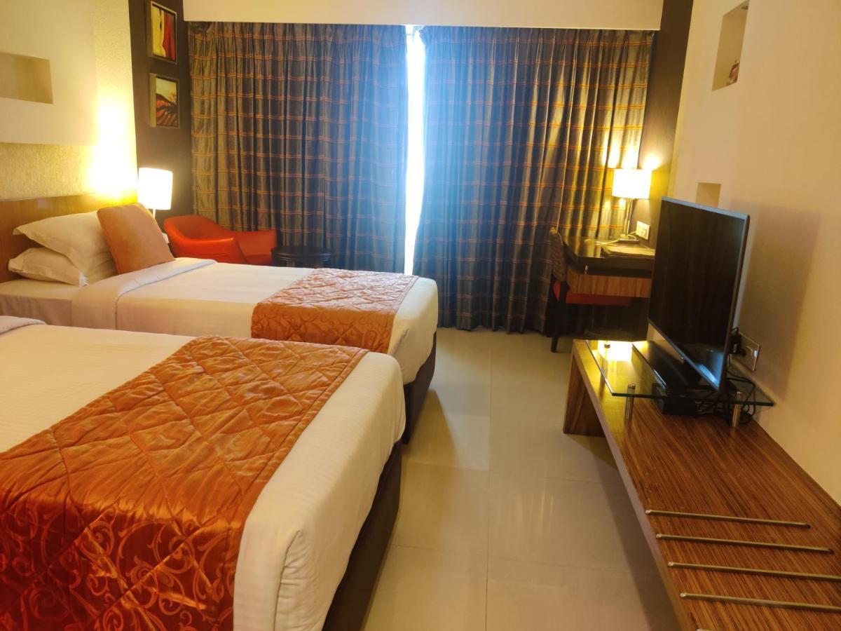 Hotel Satkar Residency Тхане Экстерьер фото