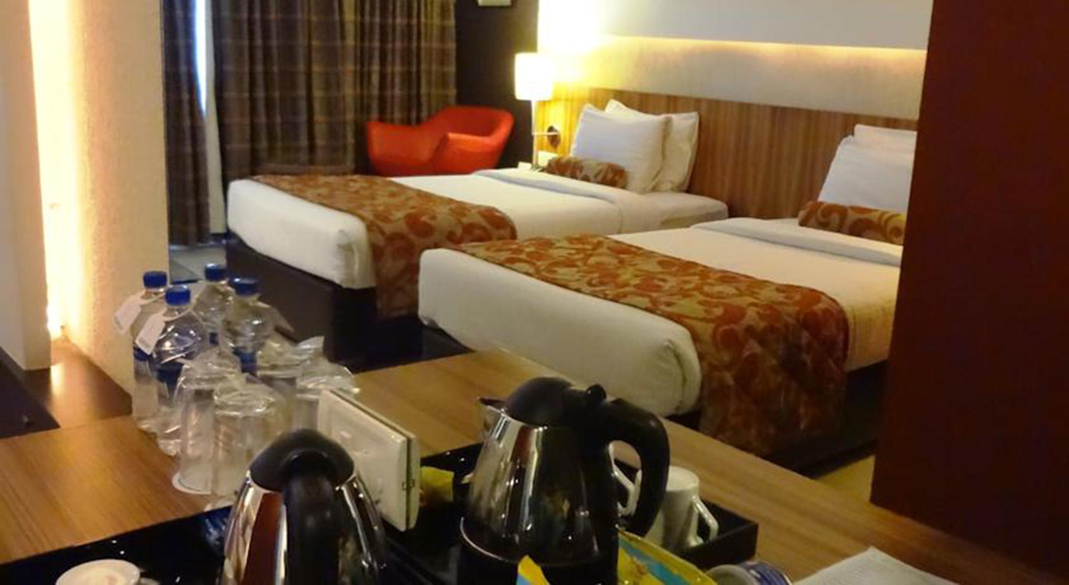Hotel Satkar Residency Тхане Экстерьер фото