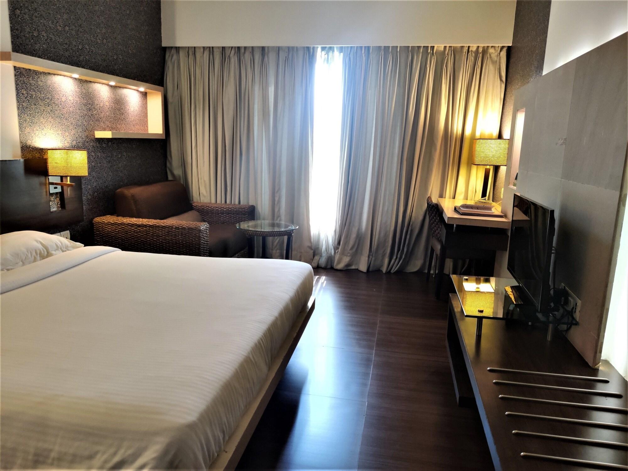 Hotel Satkar Residency Тхане Экстерьер фото