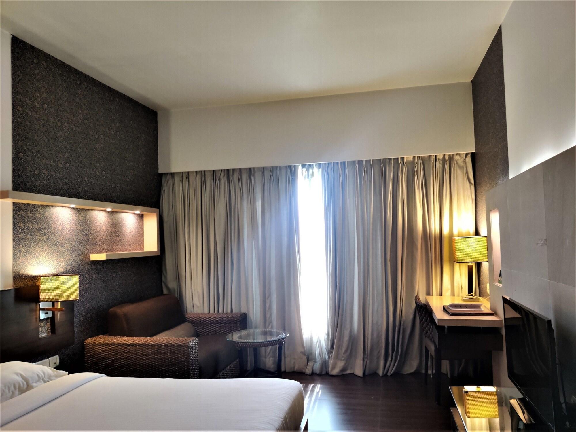 Hotel Satkar Residency Тхане Экстерьер фото
