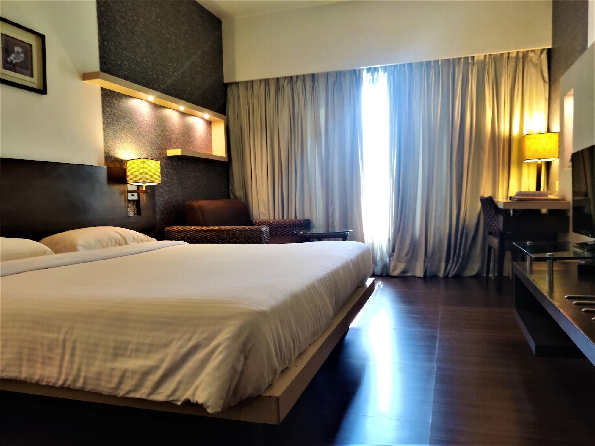 Hotel Satkar Residency Тхане Экстерьер фото