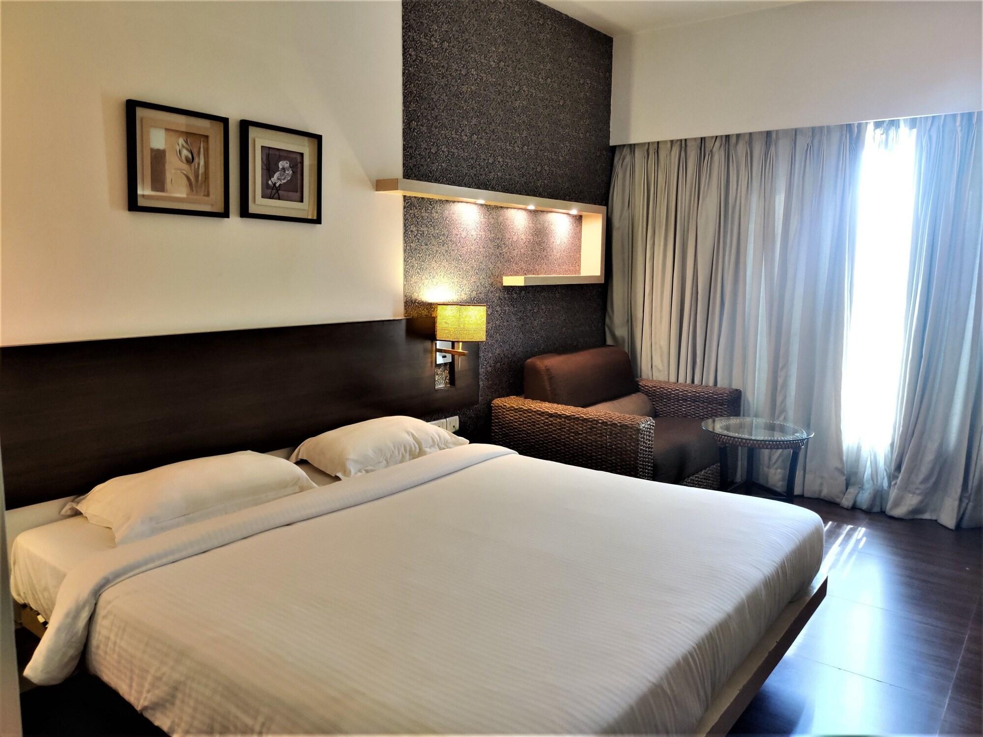 Hotel Satkar Residency Тхане Экстерьер фото