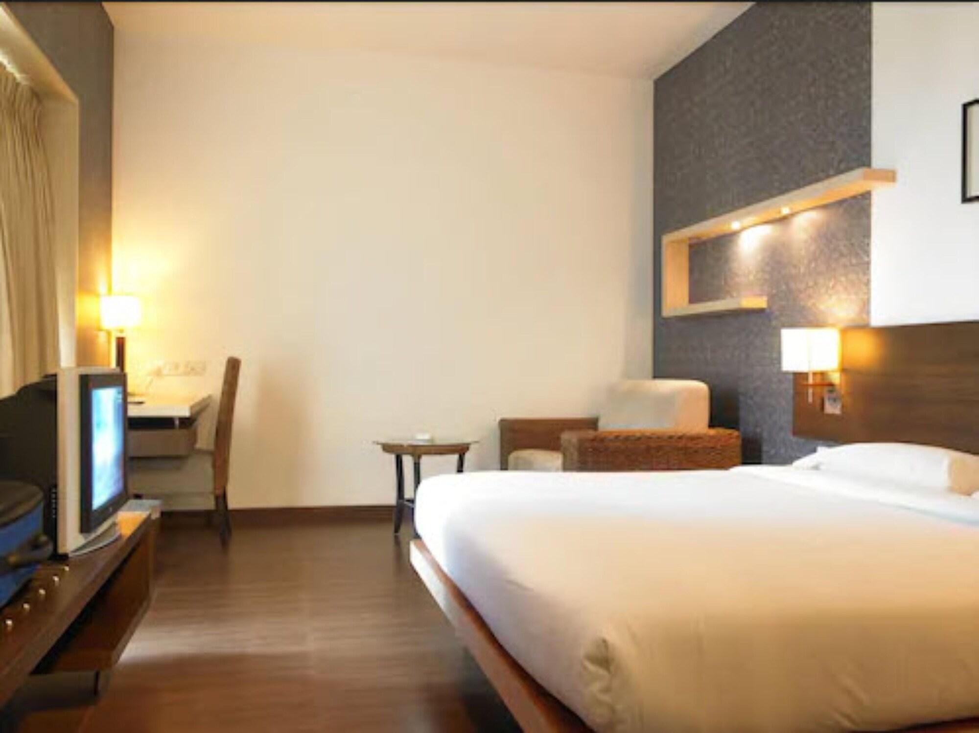 Hotel Satkar Residency Тхане Экстерьер фото