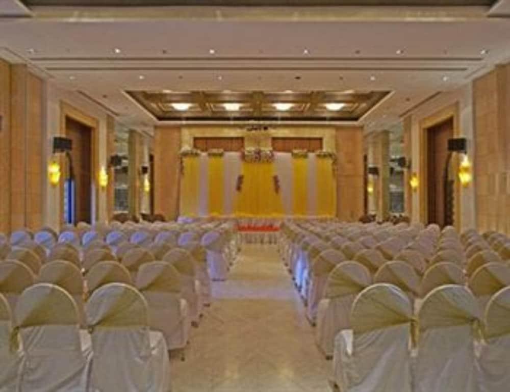 Hotel Satkar Residency Тхане Экстерьер фото