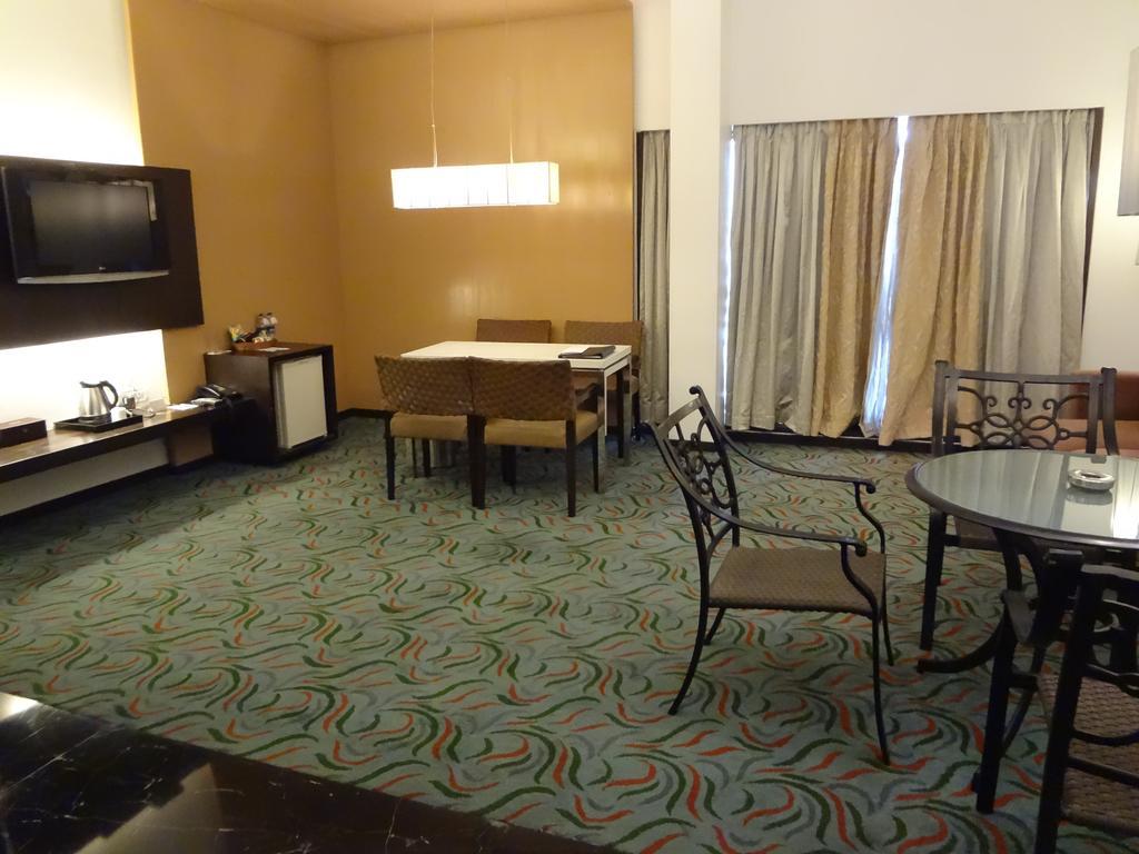 Hotel Satkar Residency Тхане Экстерьер фото