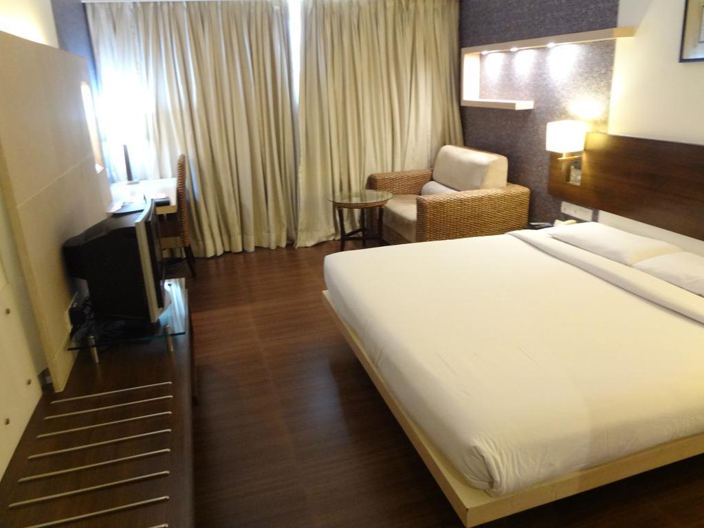 Hotel Satkar Residency Тхане Экстерьер фото