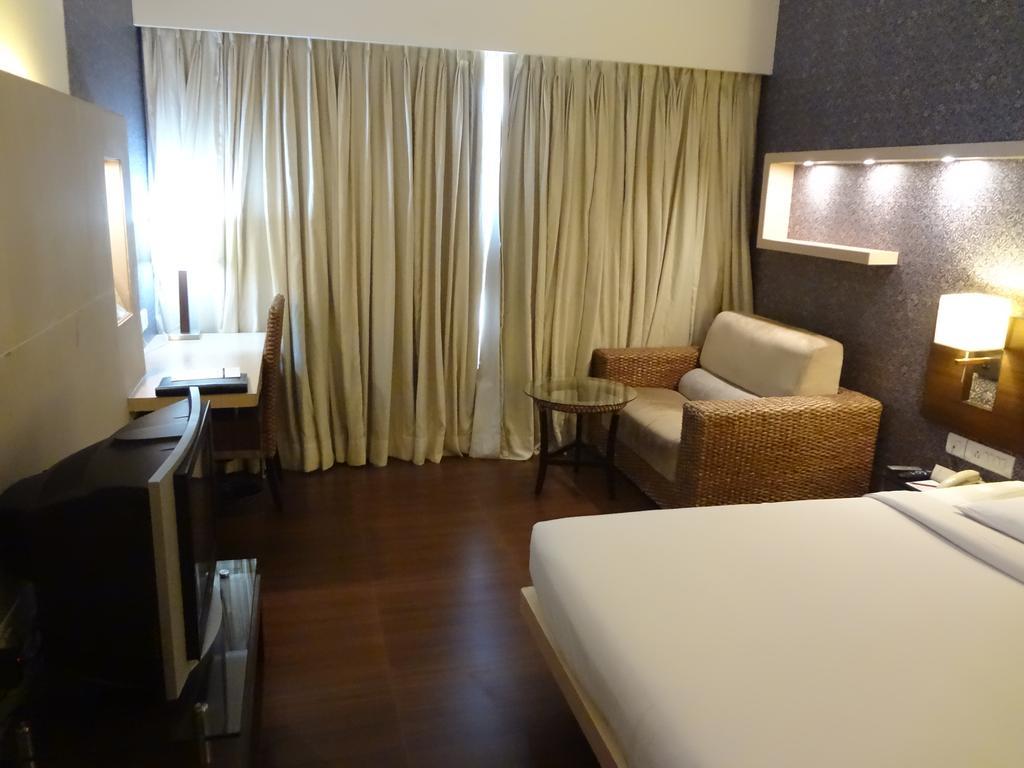 Hotel Satkar Residency Тхане Экстерьер фото